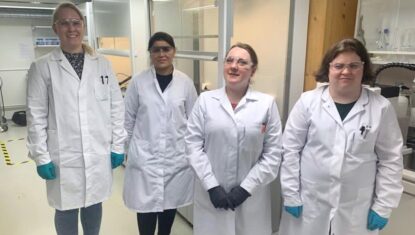 Laborantit laboratoriossa